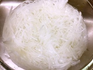 2、白萝卜猪肉馅饺子,用盐杀好水后用清水洗下，然后用清水浸泡十五分钟，捞出切成小粒