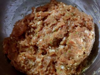 7、白萝卜猪肉馅饺子,肉馅里刚入生抽、鸡精、香油、盐、食用油拌匀（每放一样都要顺时针搅拌均匀后在放下一个调味料）