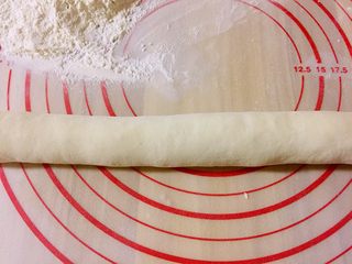 9、白萝卜猪肉馅饺子,饺子面在做馅前就活好，盖上保鲜膜醒一个小时……醒好的面团取一块搓成长条