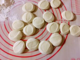 11、白萝卜猪肉馅饺子,按扁