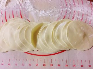 12、白萝卜猪肉馅饺子,擀圆