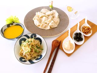 15、白萝卜猪肉馅饺子,配上南瓜小米粥、凉拌菜、自制小菜（糖蒜、腌萝卜丝及水果