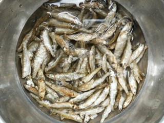 4、香辣下饭菜～客家小炒鱼干,洗干净一下，泡水半小时，让小鱼变软一点，再沥干。