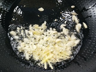 9、香辣下饭菜～客家小炒鱼干,起油锅烧热，下姜丝，蒜末煸炒出味。