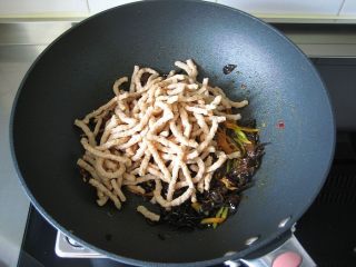 7、鱼香素肉丝：用素食材做出肉滋味的下饭利器,倒入素肉丝。