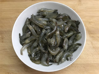 2、河虾豆腐汤,河虾买回来后，剪去虾枪和虾脚，清洗干净。