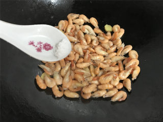 7、河虾豆腐汤,炒匀后加少许盐调味。