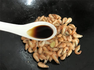 8、河虾豆腐汤,再加入1勺生抽。