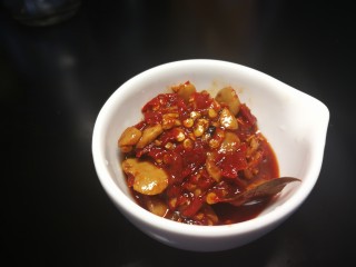 7、家庭密制牛肉,倒入豆瓣豆瓣酱如果不会做,一定要选择好的豆瓣酱