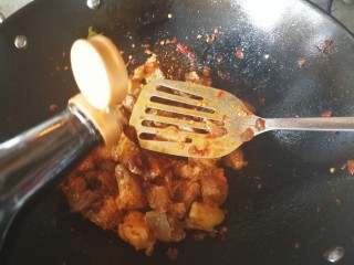 12、家庭密制牛肉,倒入生抽炒均匀