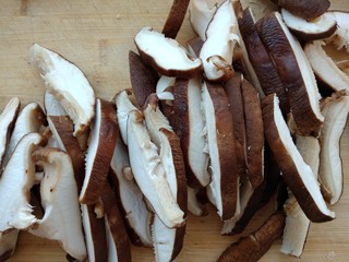 2、炸香菇,切长条