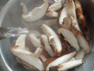3、炸香菇,用开水焯两三分钟