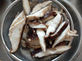 4、炸香菇,捞出沥干水分