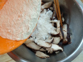 8、炸香菇,再加入面粉和淀粉