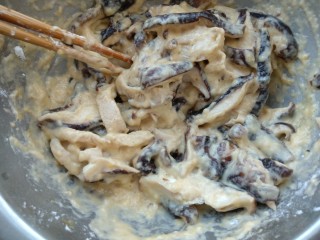 9、炸香菇,搅拌均匀