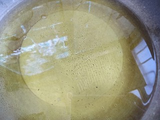 10、炸香菇,锅中放适量的油