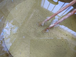 11、炸香菇,烧至八成热（筷子放进去周围有许多小气泡冒出）