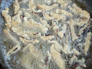 13、炸香菇,小火炸至表面金黄即可