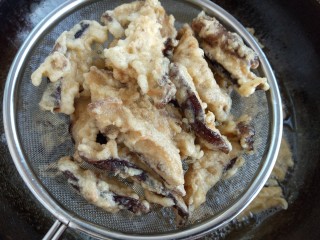 14、炸香菇,捞出控油