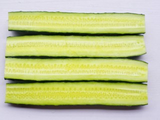 3、低脂爽脆开胃下饭的腌黄瓜条,对半切开。