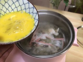 9、三鲜菌菇汤,鸡蛋打散转圈淋入锅中。