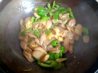 12、杏鲍菇尖椒炒鸡蛋,加入水淀粉，大火翻炒均匀关火