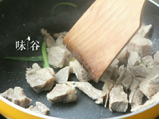 6、电饭煲版咖喱牛腩,再倒入牛腩，翻炒3分钟左右。