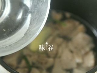 8、电饭煲版咖喱牛腩,加水没过牛腩。