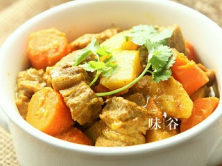 14、电饭煲版咖喱牛腩,香喷喷的咖喱牛腩做好了。