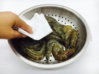 6、茄汁焖大虾,用厨房用纸吸干虾的水份。