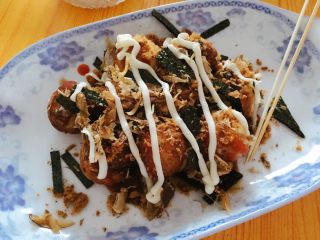 10、佳丽章鱼小丸子,做好以后挑到盘子里,挤上各种酱,撒上各种配料小菜,就酱就好啦^_^