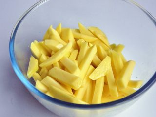 1、孜然土豆条,把土豆洗好，去皮切条，之后放水中浸泡十分钟，倒掉水，撒适量的盐腌制10分钟，土豆尽量选个头大的
