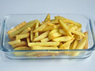3、孜然土豆条,炸好的土豆条，放一边备用 。