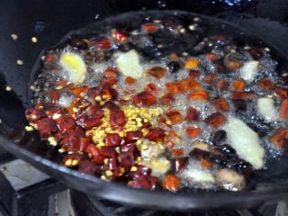 6、孜然土豆条,倒入干辣椒段，速度翻炒，不要炒久了，容易糊，辣椒根据个人喜好。