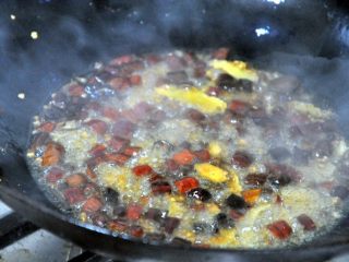 7、孜然土豆条,.锅中倒入适量水，小火煮一下，把辣椒的味煮出来。