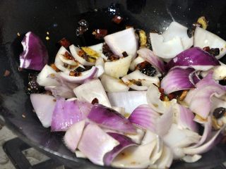 8、孜然土豆条,水份收得差不多的时候，倒入洋葱，继续翻炒。