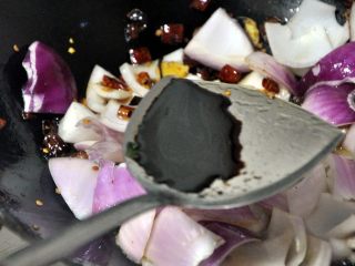 9、孜然土豆条,倒入一勺生抽，将洋葱炒入味。