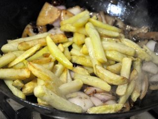 10、孜然土豆条,倒入提前炸过的土豆条，继续翻炒。