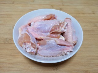 1、香酥炸鸡翅,鸡中翅清洗干净。