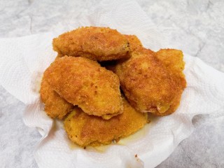 9、香酥炸鸡翅,盘子里铺上厨房用纸,放上炸好的鸡翅,吸一下多余的油分。