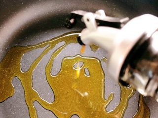 6、油闷大虾,锅加热倒油