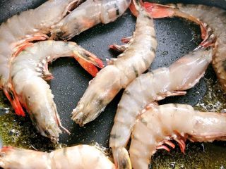7、油闷大虾,放入虾