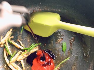 12、油闷大虾,放入生抽