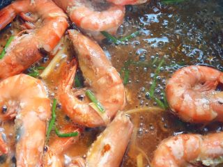 16、油闷大虾,倒入虾不停的搅拌