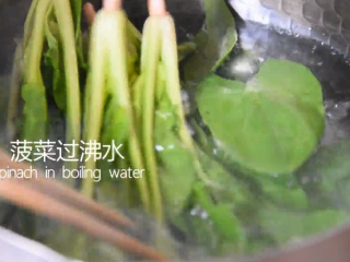 1、菠菜这样做开胃下酒，又不失营养,菠菜过沸水