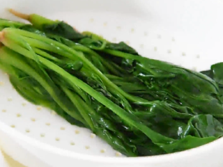 3、菠菜这样做开胃下酒，又不失营养,沥干备用