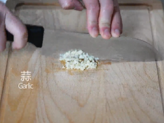 4、菠菜这样做开胃下酒，又不失营养,切蒜末