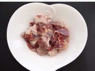 1、辣子鸡～香喷喷火辣辣,鸡腿两个斩小块，清水浸泡过去血水