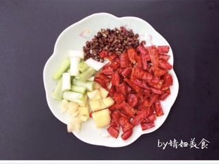 2、辣子鸡～香喷喷火辣辣,葱姜蒜，干辣椒、花椒适量