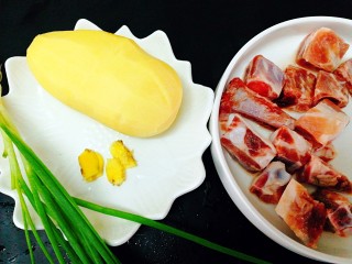 1、圆土豆+土豆烧排骨,食材准备好